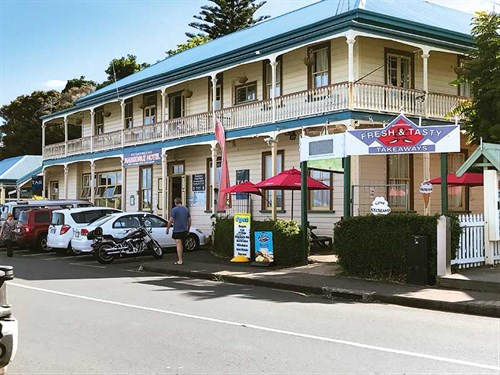 Mangonui -Hotel -welcomes -thirsty -travellers -and -their -pets!