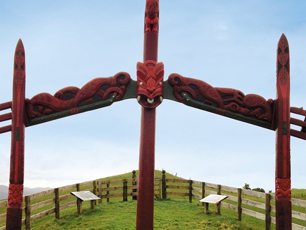 Ngati Te Ata and Waiohua carving