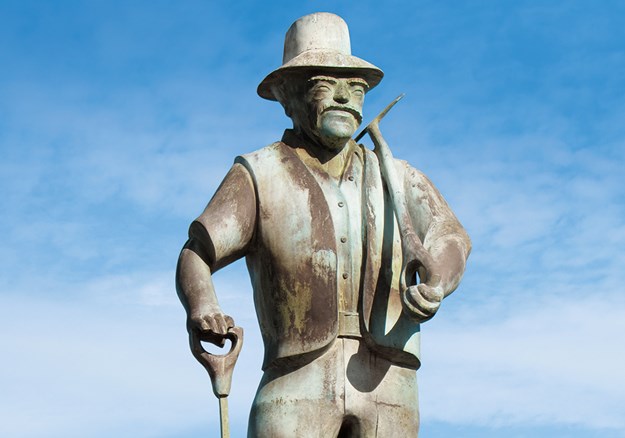 Whelan_9 Statue commemorating gum diggers.jpg